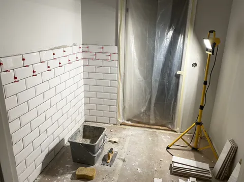 Nykaklad vägg i ett badrum under renovering